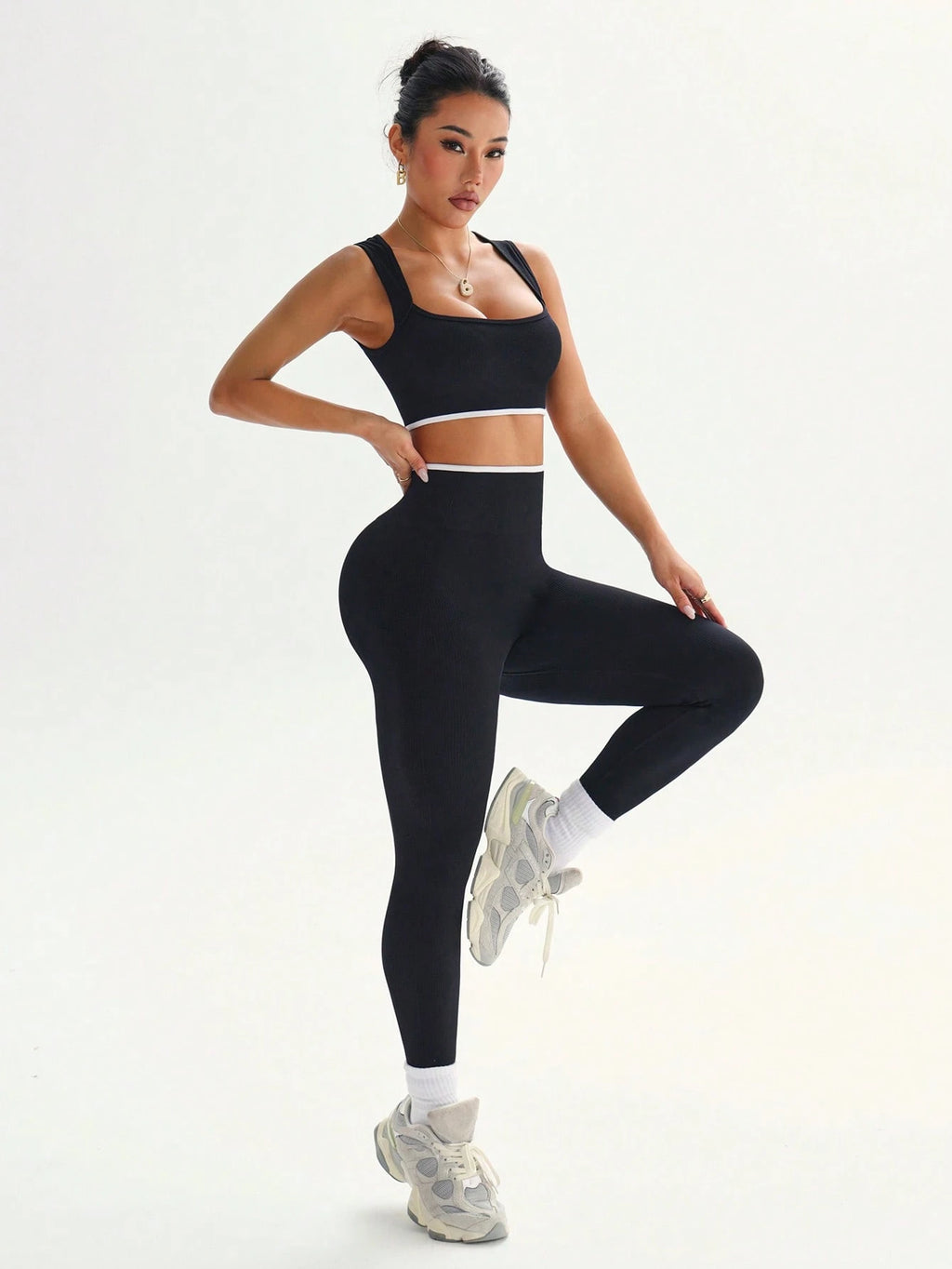 Dewbera Dewbera Conjunto Esportivo Feminino com Regata Cropped Listrada em Blocos de Cor e Legging