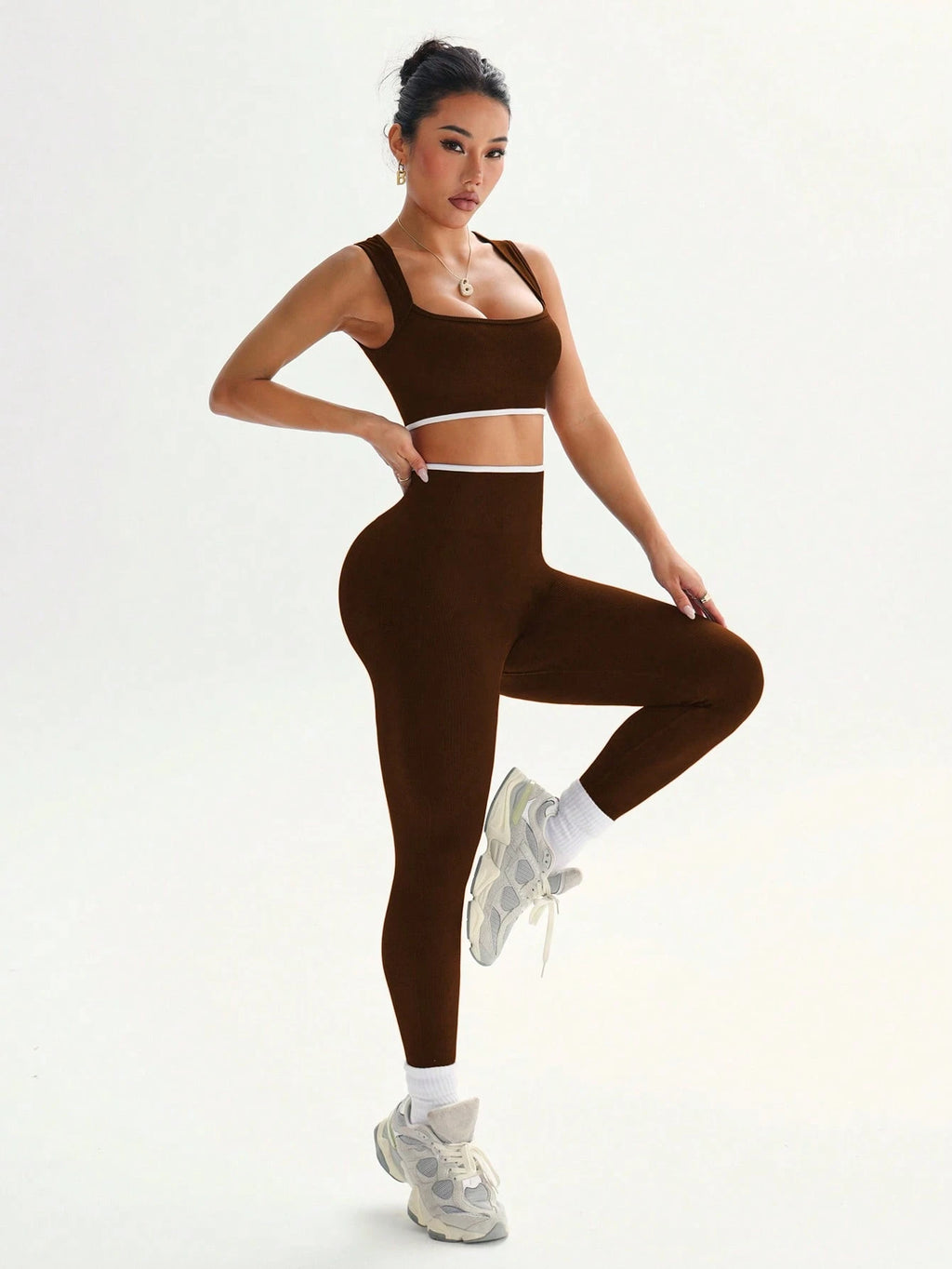 Dewbera Dewbera Conjunto Esportivo Feminino com Regata Cropped Listrada em Blocos de Cor e Legging