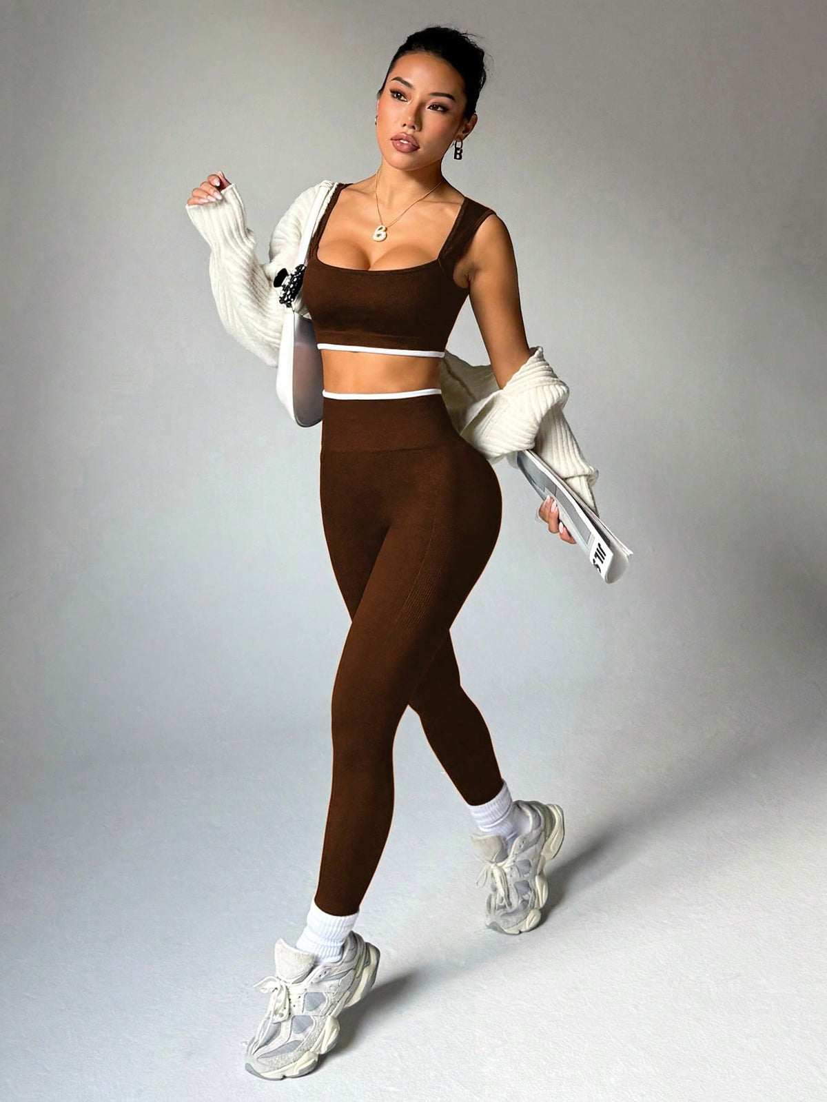 Dewbera Dewbera Conjunto Esportivo Feminino com Regata Cropped Listrada em Blocos de Cor e Legging