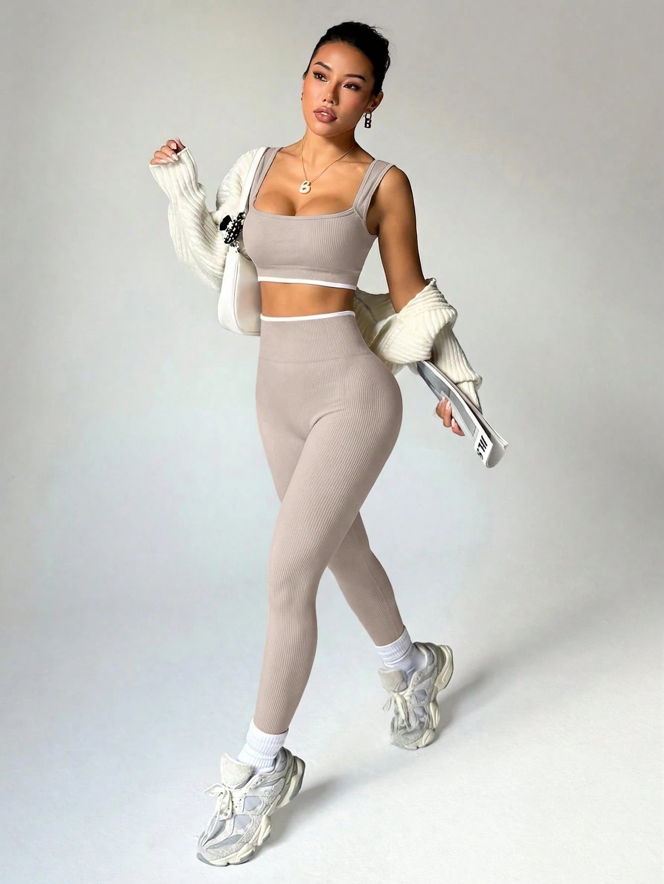 Dewbera Dewbera Conjunto Esportivo Feminino com Regata Cropped Listrada em Blocos de Cor e Legging
