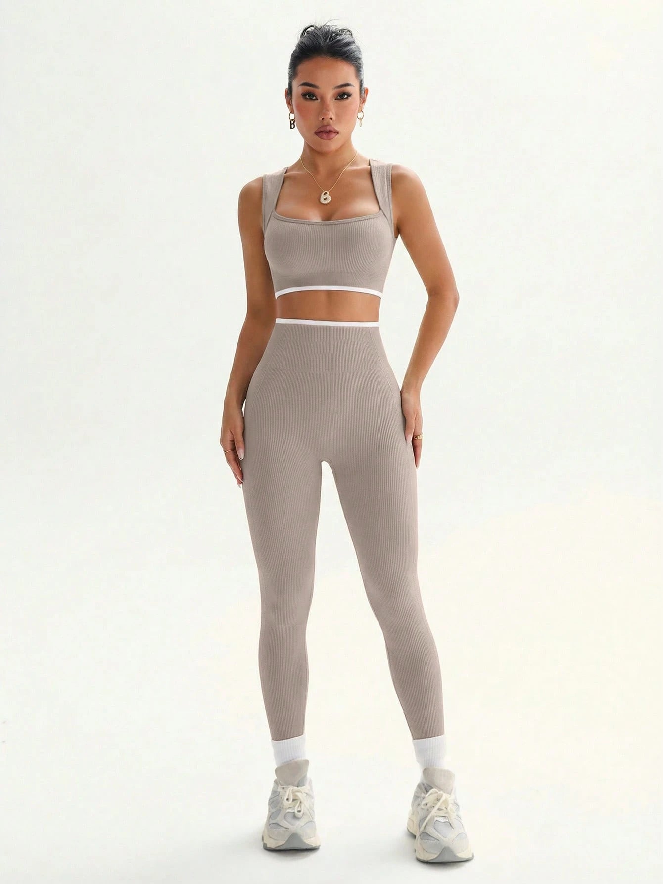 Dewbera Dewbera Conjunto Esportivo Feminino com Regata Cropped Listrada em Blocos de Cor e Legging