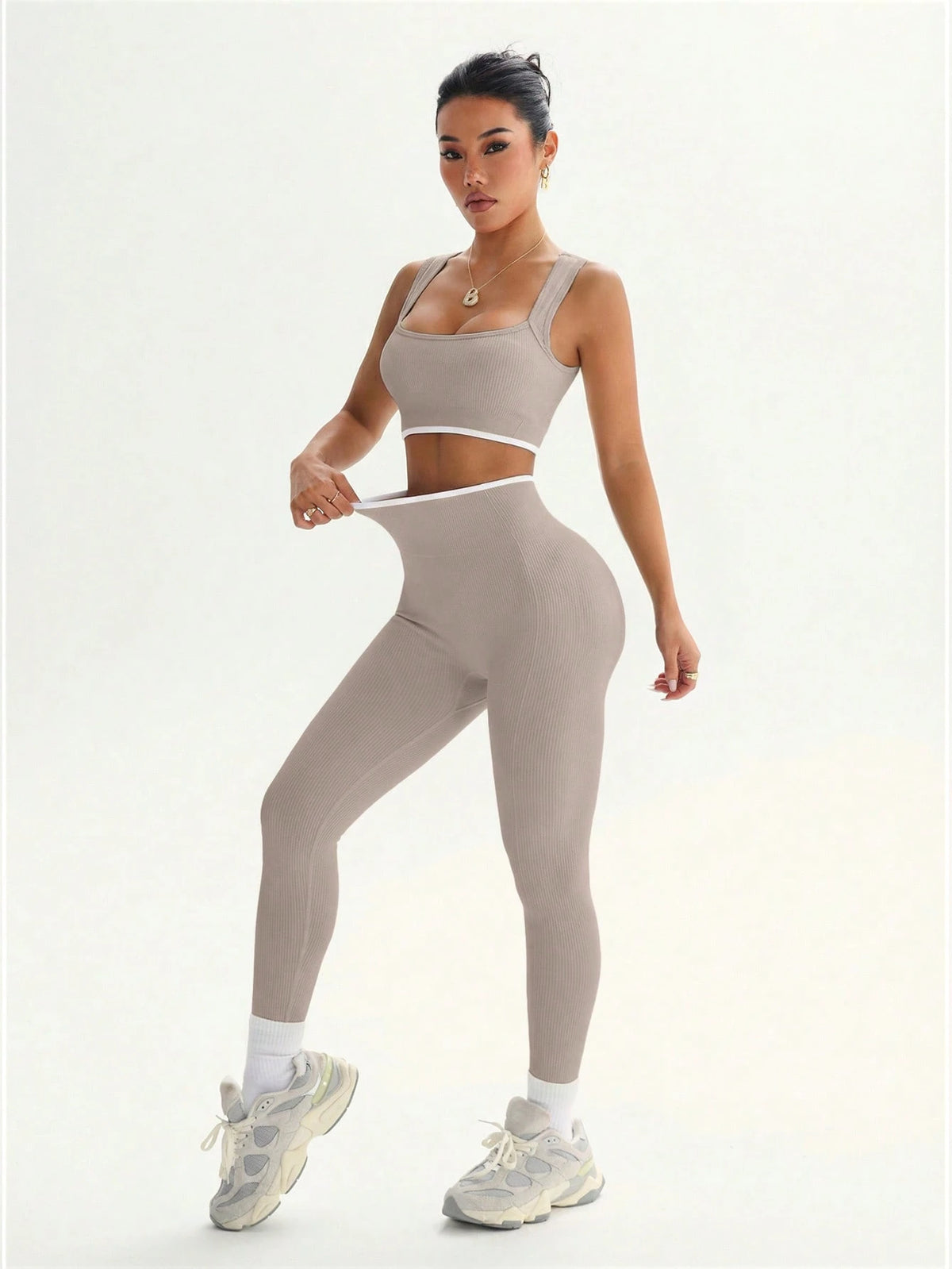 Dewbera Dewbera Conjunto Esportivo Feminino com Regata Cropped Listrada em Blocos de Cor e Legging